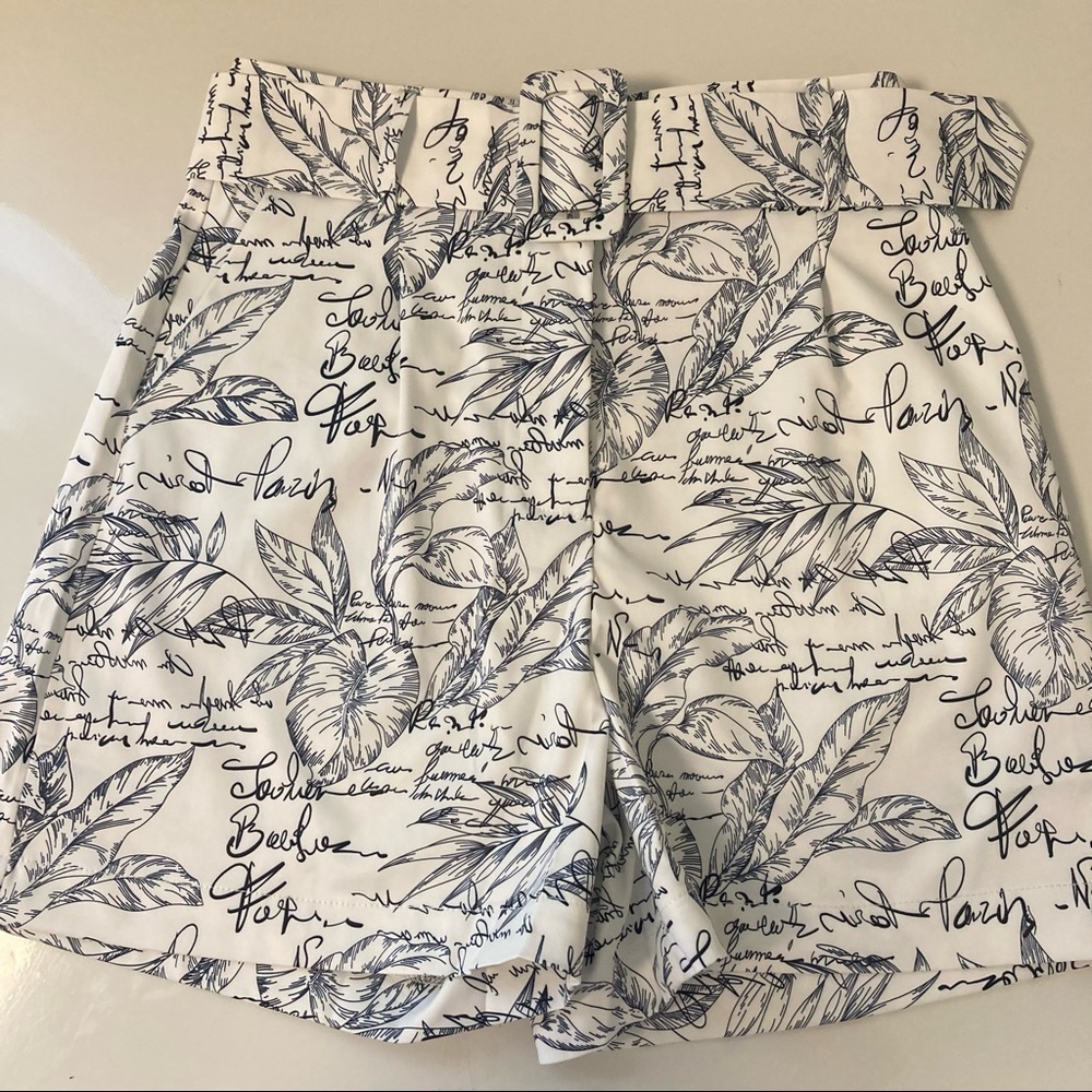 Belted High Waist Print Shorts - Picture 8 of 14